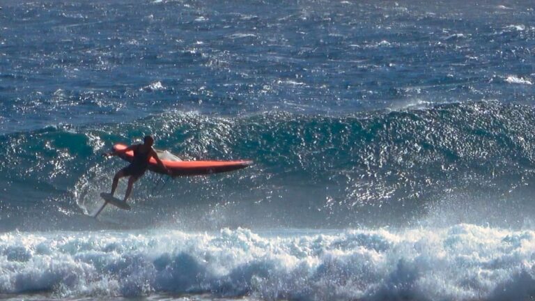 Surf sur la vague de Saint-Leu